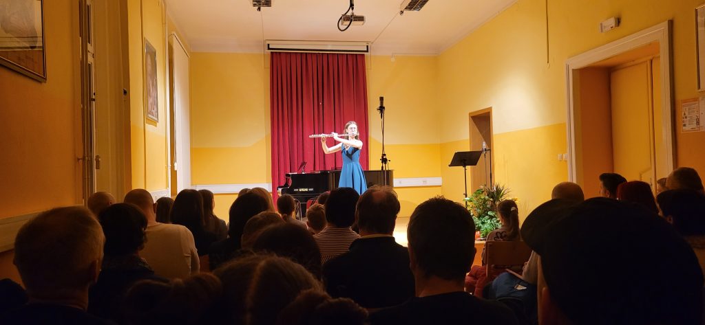 Utrinki s koncerta flavtistke Alje Boštjančič
